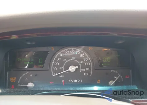 2005 Lincoln Town Car Signature Limited z USA, uszkodzony, nr VIN 1LNHM82WX5Y668903